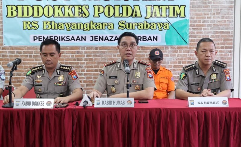 Foto: Tim Disaster Victim Identification (DVI) Bidang Kedokteran dan Kesehatan (Biddokkes) Polda Jawa Timur berhasil mengidentifikasi Lima jenazah korban kebakaran KM Mutiara Sentosa II di perairan Sumenep, Madura.