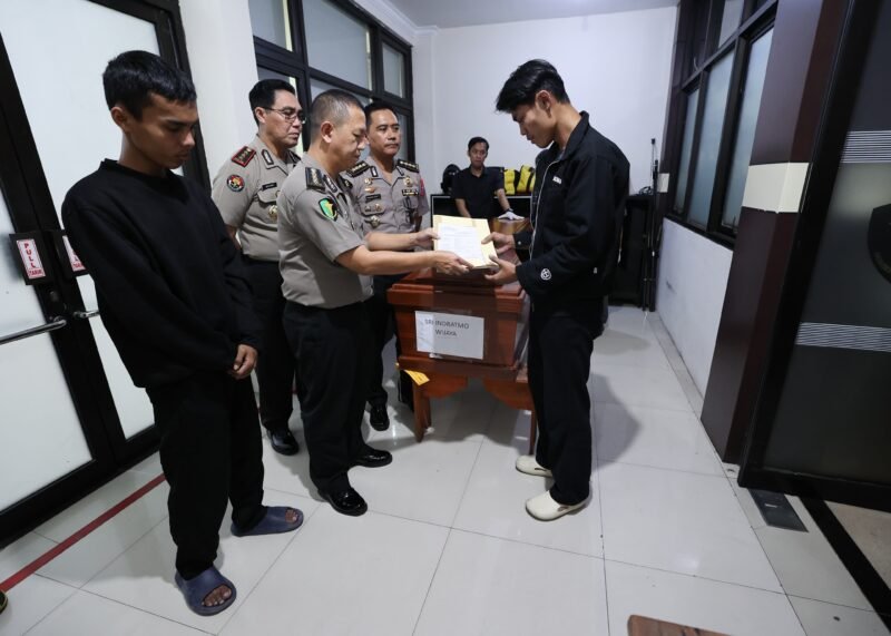 Foto: Tim DVI Polda Jatim Serahkan Dua Jenazah Korban KM Mutiara Sentosa II kepada Keluarga