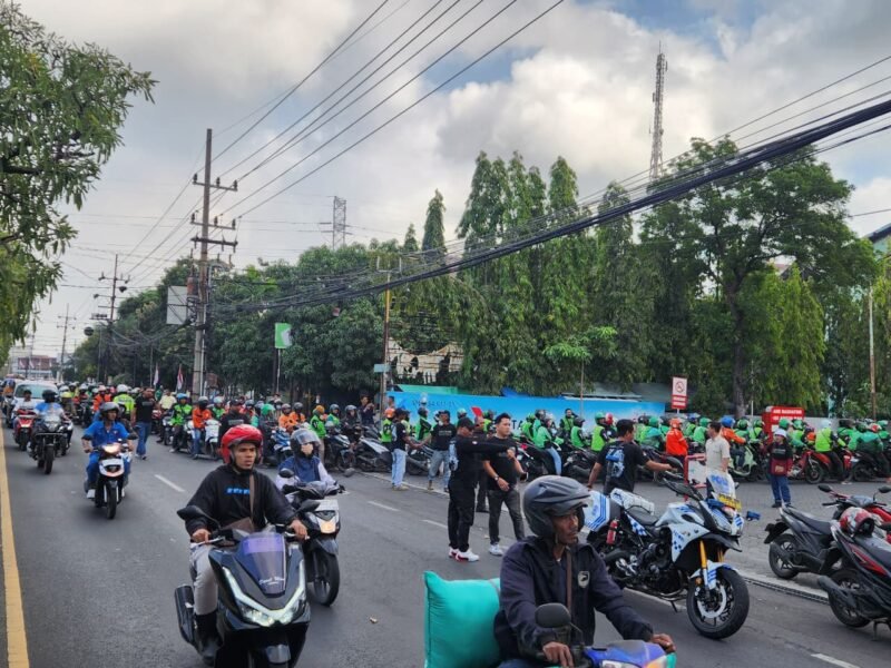 Foto: YALPK (Yayasan Advokasi Lembaga Perlindungan Konsumen) menggelar aksi sosial dengan membagikan BBM Pertalit Gratis kepada para pengemudi ojek online (Ojol) di sejumlah titik di Gresik. Selasa (4/8/2026).