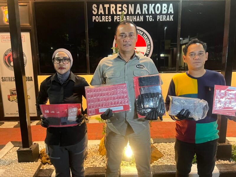 FOTO: Satresnarkoba Polres Tanjung Perak Ringkus 4 Pengedar Putus 3 Mata Rantai Sindikat Sabu-Ekstasi TARGETNEWS.ID/ISTIMEWAH