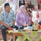 Foto: Bupati tanjung Jabung barat Drs .H Anwar Sadat M,Ag didampingi ketua TP-PKK menghadiri Malam Seni Budaya di alun alun Kuala Tungkal