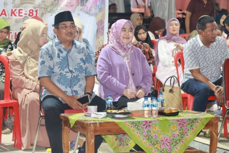 Foto: Bupati tanjung Jabung barat Drs .H Anwar Sadat M,Ag didampingi ketua TP-PKK menghadiri Malam Seni Budaya di alun alun Kuala Tungkal