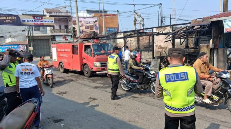 Foto: Polri Respons Cepat Tangani Kebakaran Dua Warung Di Margasari