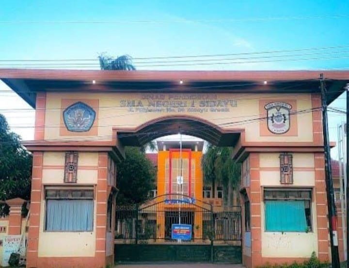 FOTO: Dikonfirmasi Terkait Uang Bulanan, Seragam,KS SMAN 1 Sidayu Menghindar Bungkam TARGETNEWS.ID/ISTIMEWAH