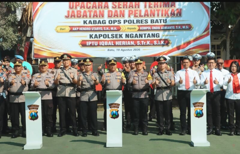 Foto ist: Kapolres Batu AKBP. Dr.Aries Purwanto melakukan apel serah terima jabatan untuk dua anggotanya.