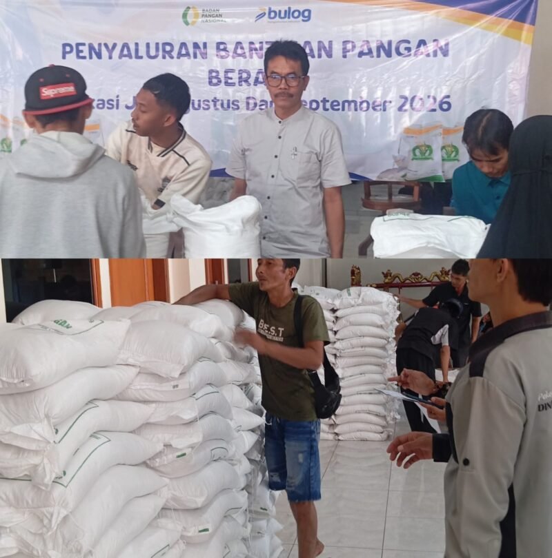 Foto Ist.Warga Desa Pendem Kota Batu sedang menerima beras gratis dari Pemerintah Pusat Melalui BAPANAS.