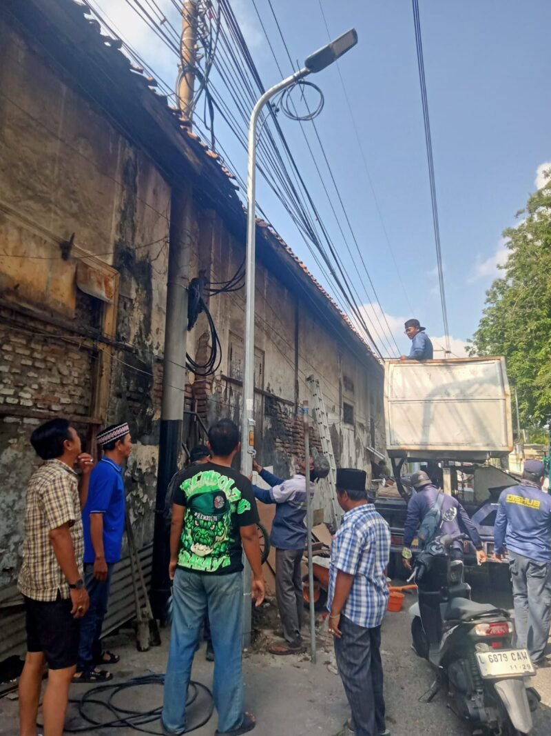 Komitmen Usulan Warga, Dishub Kota Surabaya Pasang PJU di Jalan Semut Kali Selatan
