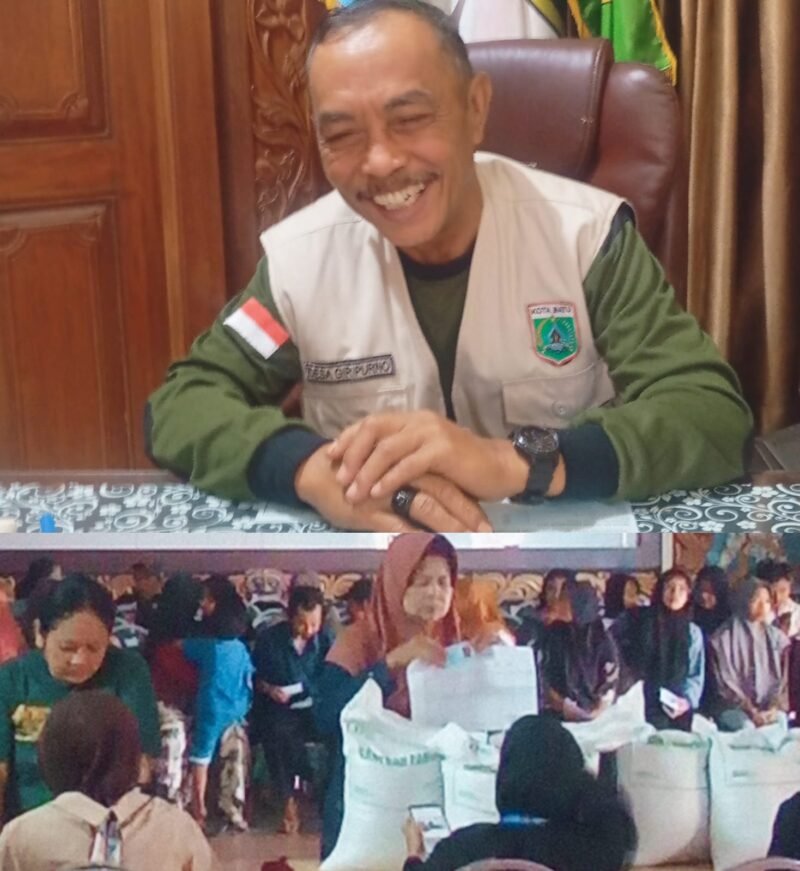 Foto ist : Kades Giripurno Suntoro saksikan pembagian beras dari BAPANAS untuk Warganya.