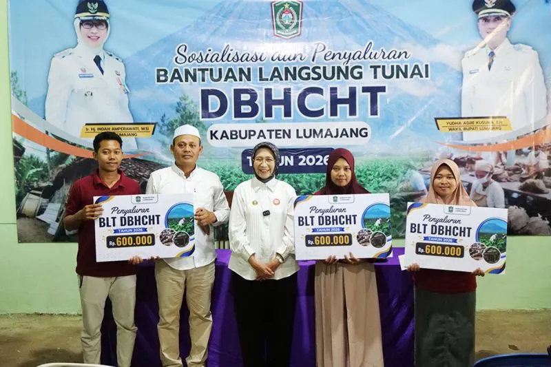 FOTO: Bupati Lumajang Indah Amperawati kepada 100 buruh pabrik rokok CV Triloka di Desa Sari Kemuning, Kecamatan Senduro, Kabupaten Lumajang, Rabu (12/8/2026).