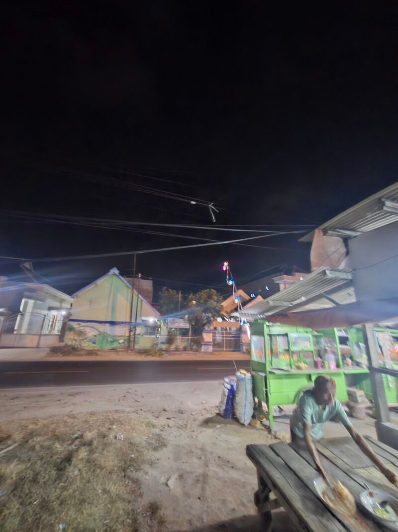 Foto: Kabel telepon dan jaringan WiFi terlihat semrawut serta menjuntai di kawasan Campolong, Sampang, yang dikeluhkan warga karena dinilai minim penataan dan pengawasan petugas.