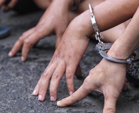 Polisi mengamankan lima orang yang diduga terkait peredaran ekstasi atau pil koplo dalam operasi di sekitar tempat hiburan malam di Jalan Kombes Pol M. Duryat, Surabaya. Pihak manajemen Valhalla Spectaclub membantah adanya penggerebekan dan penangkapan di dalam area diskotek.