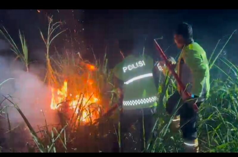 Keterangan Foto:
Petugas Polres Tegal bersama TNI, BPBD, dan warga berjibaku memadamkan kebakaran lahan bekas tanaman tebu seluas sekitar 10 hektare di Desa Penusupan, Kecamatan Pangkah, Kabupaten Tegal.