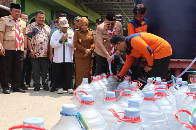 Keterangan Gambar:
Pemkot Tegal melalui BPBD menyalurkan bantuan air bersih kepada warga terdampak kekeringan di Kelurahan Panggung, Kecamatan Tegal Timur, Kota Tegal, Senin (7/9/2026). Sebanyak 41 tangki atau 205.000 liter air bersih didistribusikan untuk memenuhi kebutuhan masyarakat selama musim kemarau berkepanjangan.