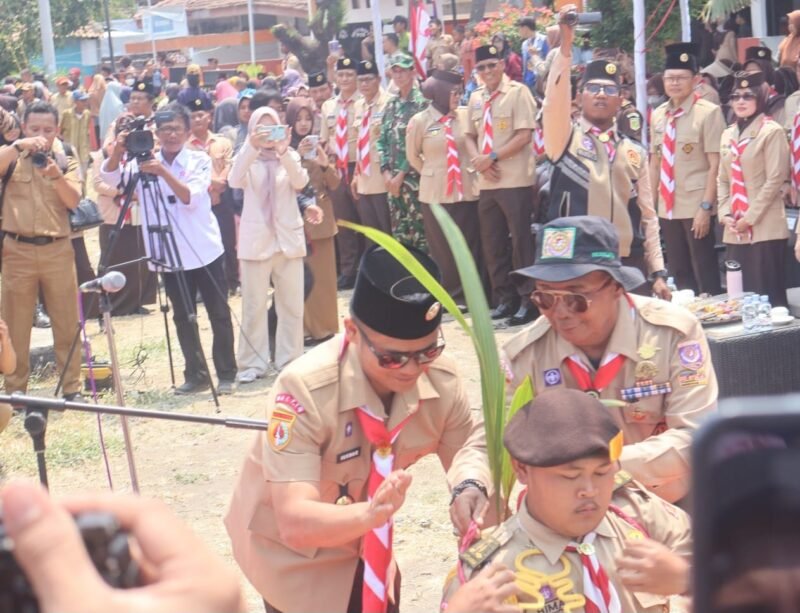 Keterangan Foto: Bupati Brebes Paramitha Widya Kusuma menyerahkan Tunas Kelapa kepada Bupati Tegal Ischak Maulana Rohman dalam rangkaian Estafet Tunas Kelapa (ETK) 2026 di Jatibarang, Brebes, Senin (7/9/2026).