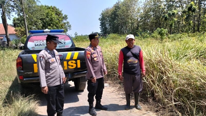 Keterangan Foto: Petugas Polsek Adiwerna memberikan imbauan kepada warga di area persawahan Desa Tembok Luwung agar tidak melakukan pembakaran sembarangan guna mencegah kebakaran lahan.