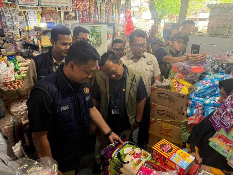 Keterangan Foto: Satgas Pangan Polres Gresik bersama instansi terkait melakukan sidak dan pengecekan harga serta ketersediaan stok beras di Pasar Baru Gresik, Selasa (8/9/2026).