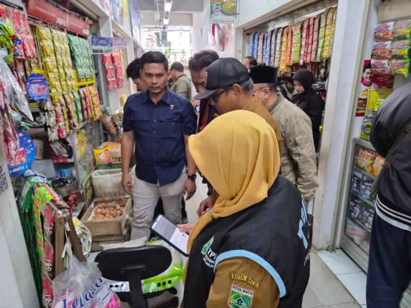 Foto ist: Satgas Pangan Polres Batu lakukan kroscek harga beras dan distribusinya di Pasar Among Tani Batu