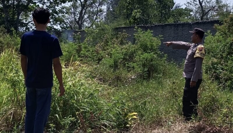 Keterangan foto:
Kapolsek Kramat IPTU Deni Triyatno bersama personel memberikan penyuluhan kepada warga Desa Kertayasa terkait pencegahan kebakaran di tengah musim kemarau.
