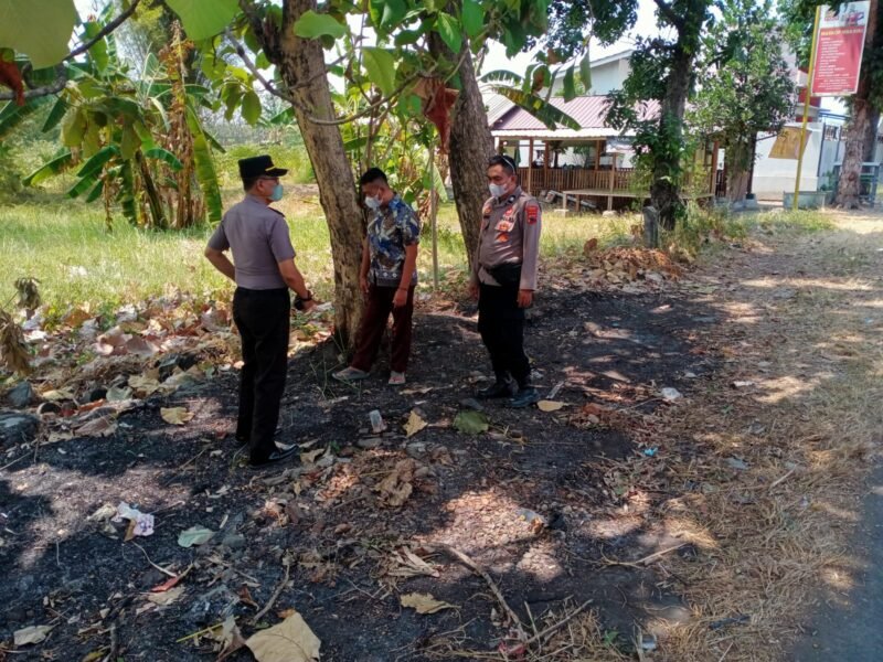 Keterangan foto: Kapolsek Slawi AKP Rushendro Cipto Harjono bersama personel memberikan pembinaan dan penyuluhan kepada masyarakat sebagai langkah pencegahan karhutla di Kelurahan Slawi Wetan