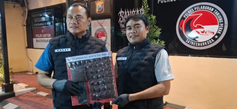 Keterangan foto:
Petugas Satresnarkoba Polres Pelabuhan Tanjung Perak mengamankan tersangka beserta barang bukti tembakau sintetis seberat 148,732 gram dalam pengungkapan kasus peredaran narkotika di Surabaya.