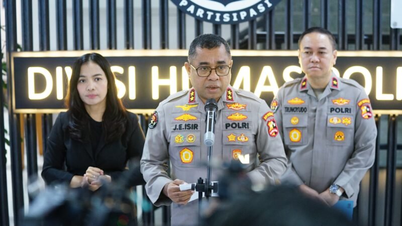 Keterangan foto: Tim gabungan Polri, Basarnas, dan unsur terkait melakukan pencarian speedboat yang membawa sejumlah jurnalis dan hilang kontak di perairan Selat Sunda