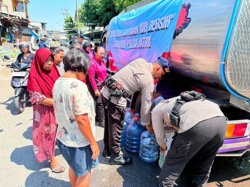 Keterangan Foto:
Personel Brimob Polda Jatim menyalurkan bantuan 37.000 liter air bersih kepada warga terdampak kemarau di Surabaya, Gresik, dan Sidoarjo.