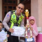Keterangan foto:
Anak-anak TK mengikuti lomba tertib lalu lintas menggunakan sepeda kayuh dalam kegiatan edukasi yang didampingi Unit Kamsel Satlantas Polres Gresik di halaman MI Asmaiyah SD Putra Darul Islam Gresik.