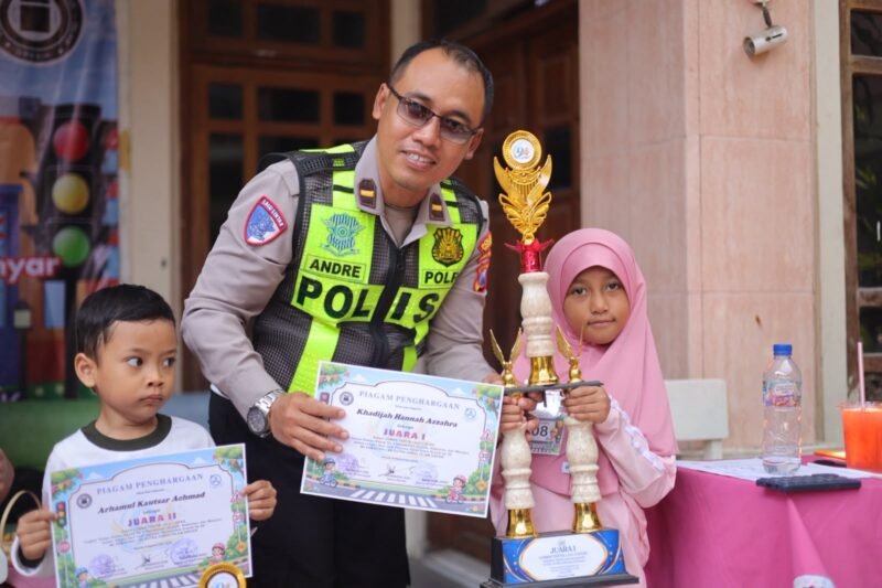 Keterangan foto:
Anak-anak TK mengikuti lomba tertib lalu lintas menggunakan sepeda kayuh dalam kegiatan edukasi yang didampingi Unit Kamsel Satlantas Polres Gresik di halaman MI Asmaiyah SD Putra Darul Islam Gresik.