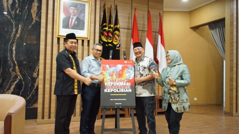 Keterangan Foto:
Mahasiswa S2 MIK dan S1 Polwan mengikuti kegiatan Bedah Buku Ide-Ide Reformasi Birokrasi Kepolisian di STIK-PTIK Lemdiklat Polri, Jakarta, Selasa (8/9/2026). Forum tersebut menjadi ruang akademik untuk membahas gagasan dan strategi reformasi birokrasi Polri.