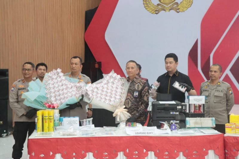 Keterangan foto: Wakapolresta Sidoarjo AKBP M. Zainur Rofik saat konferensi pers pengungkapan jaringan peredaran uang palsu lintas provinsi, Selasa (8/9/2026).