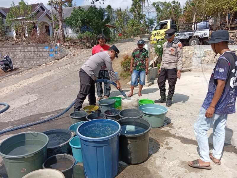Keterangan foto:
Personel Polsek Bantur bersama pihak terkait menyalurkan bantuan 4.000 liter air bersih kepada warga Dusun Sumberagung, Desa Bandungrejo, Kecamatan Bantur, Kabupaten Malang, yang terdampak kekeringan.