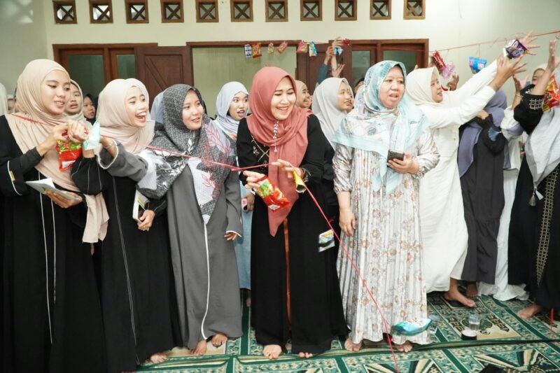 Keterangan Foto: Anggota DPD RI asal Jawa Timur, Dr. Lia Istifhama atau Ning Lia, saat menghadiri peringatan Maulid Nabi Muhammad SAW bersama mahasiswa dan santri Pondok Pesantren Mahasiswa Al Masykuriyah, Wonocolo, Surabaya.
