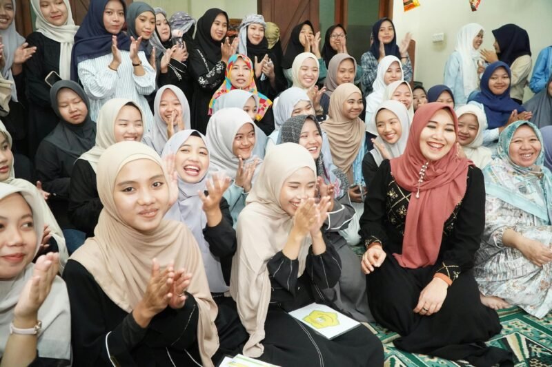 Keterangan Foto:
Anggota DPD RI asal Jawa Timur, Dr. Lia Istifhama atau Ning Lia, berbincang santai dengan mahasiswa baru Pondok Pesantren Mahasiswa Al Masykuriyah, Wonocolo, Surabaya, sekaligus mendengarkan pengalaman mereka selama sebulan menjalani kehidupan di asrama.