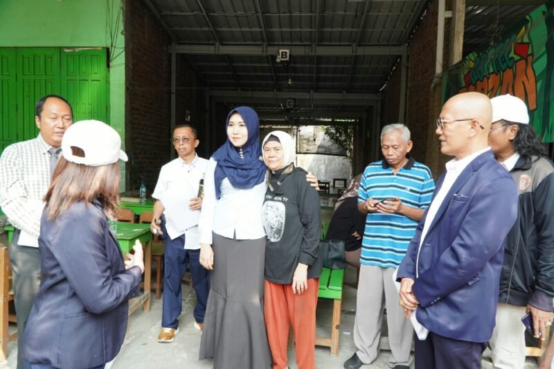 Keterangan foto:
Anggota DPD RI asal Jawa Timur, Lia Istifhama atau Ning Lia, saat hadir dalam Pemeriksaan Setempat (Descente) PN Surabaya terkait sengketa rumah warga di kawasan Jemursari, Surabaya, Rabu (9/9/2026).