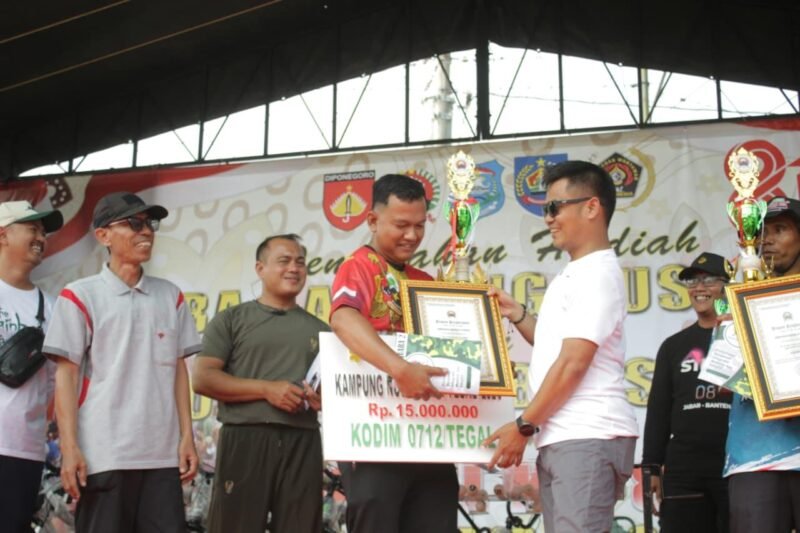 Keterangan foto:
Bupati Tegal Ischak Maulana Rohman menghadiri puncak Lomba Kampung Nusantara Kodim 0712/Tegal sekaligus menyerahkan penghargaan kepada para pemenang di Makodim 0712/Tegal, Rabu (9/9/2026).