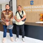 Keterangan foto:
Kuasa hukum pekerja PT FIF Group, Advokat Nako Tata Hullu, S.H., saat mengikuti proses mediasi perselisihan hubungan industrial di Disperinaker Kota Surabaya