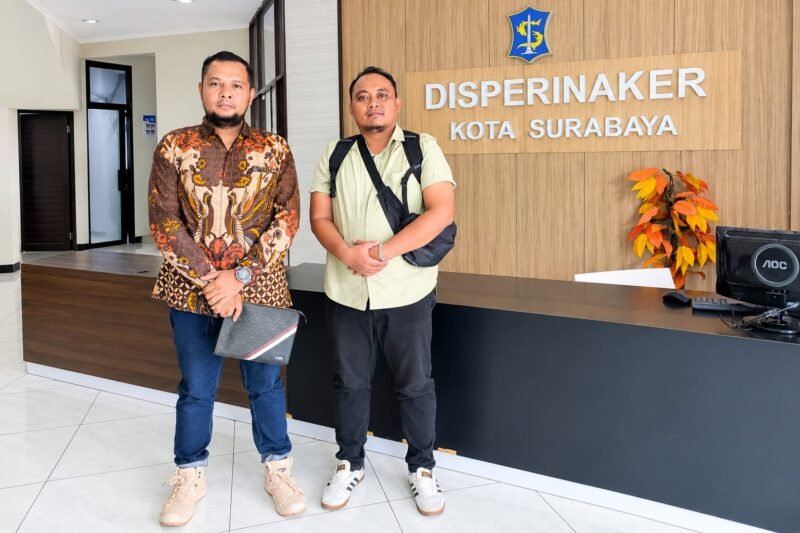 Keterangan foto:
Kuasa hukum pekerja PT FIF Group, Advokat Nako Tata Hullu, S.H., saat mengikuti proses mediasi perselisihan hubungan industrial di Disperinaker Kota Surabaya