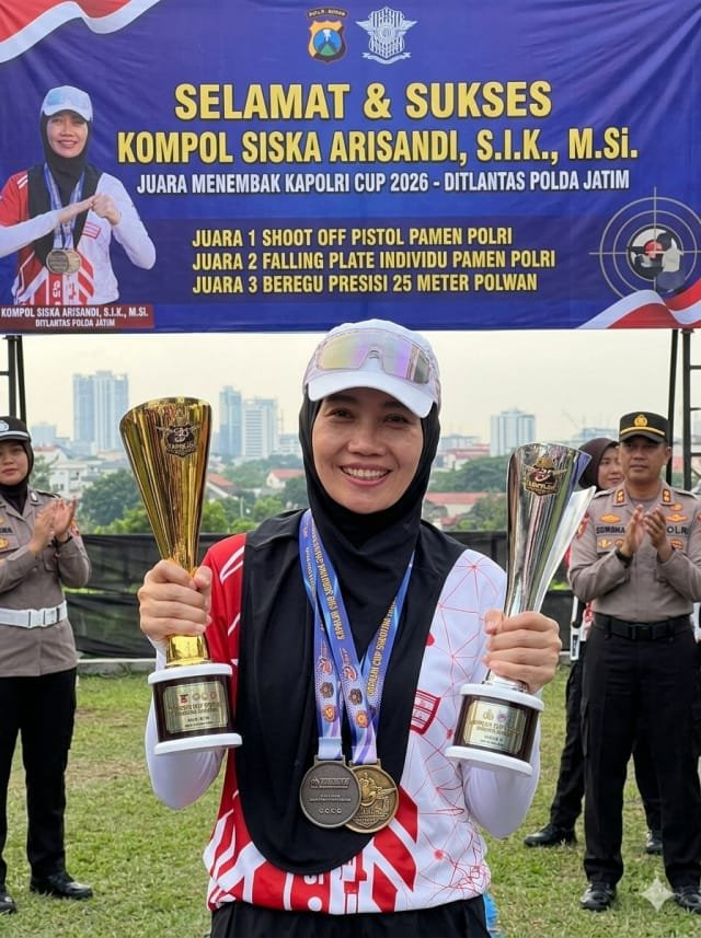 Keterangan Foto: Kompol Siska Arisandi, S.I.K., M.Si., perwira menengah Ditlantas Polda Jatim, menunjukkan tiga prestasi yang diraihnya dalam ajang Kapolri Cup 2026, yakni Juara 1 Shoot Off Pistol, Juara 2 Falling Plate Individu, dan Juara 3 Beregu Presisi 25 Meter kategori Polwan se-Indonesia.