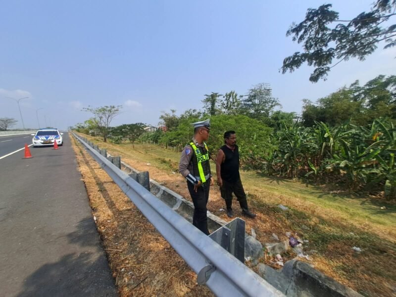 Keterangan foto:
Personel Satlantas Polres Tegal berdialog dengan petani di sekitar ruas Tol KM 285 Kabupaten Tegal untuk mencegah pembakaran lahan dan sampah yang dapat mengganggu jarak pandang pengguna jalan