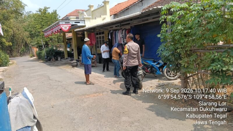 Keterangan Foto:
Petugas Polsek Dukuhwaru saat melakukan pengecekan dan olah TKP terkait laporan kehilangan sepeda motor Honda Scoopy di Desa Slaranglor, Kecamatan Dukuhwaru, Kabupaten Tegal.