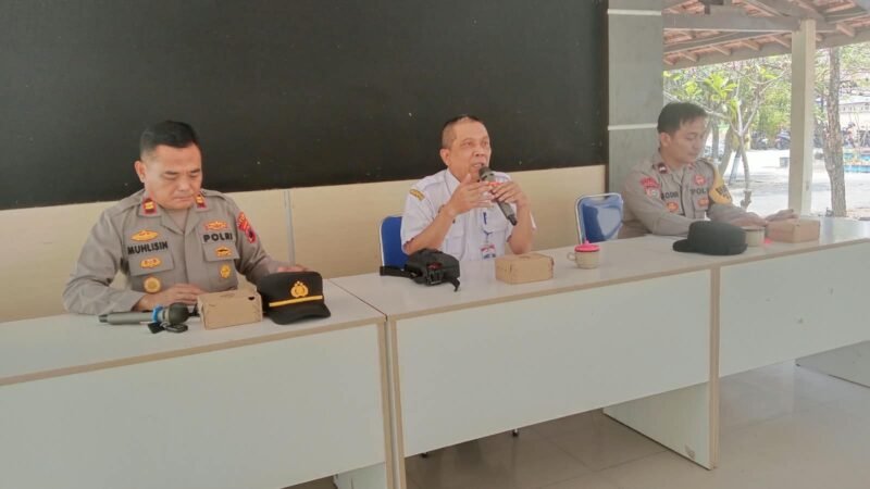 Keterangan foto:
Kapolsek Tarub Iptu Mukhlisin memberikan pembinaan dan pelatihan kepada anggota Linmas se-Kecamatan Tarub menjelang tahapan Pilkades, Rabu (9/9/2026).