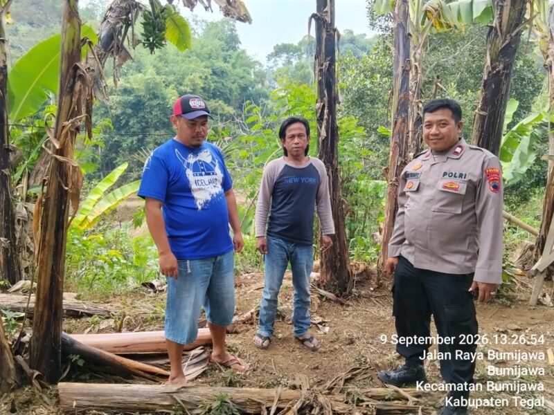 Keterangan foto: Personel Polsek Bumijawa memberikan edukasi kepada warga terkait pencegahan kebakaran hutan dan lahan di Desa Bumijawa, Kabupaten Tegal.