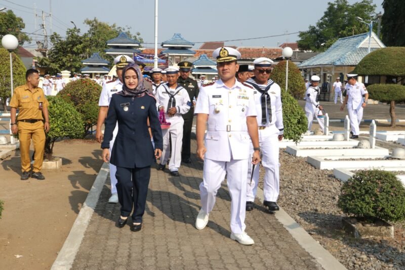 Keterangan foto: Danlanal Tegal Letkol Laut (P) Tato Taufiqurochman bersama jajaran dan tamu undangan mengikuti prosesi tabur bunga di TMP Pura Kusuma Negara, Kota Tegal