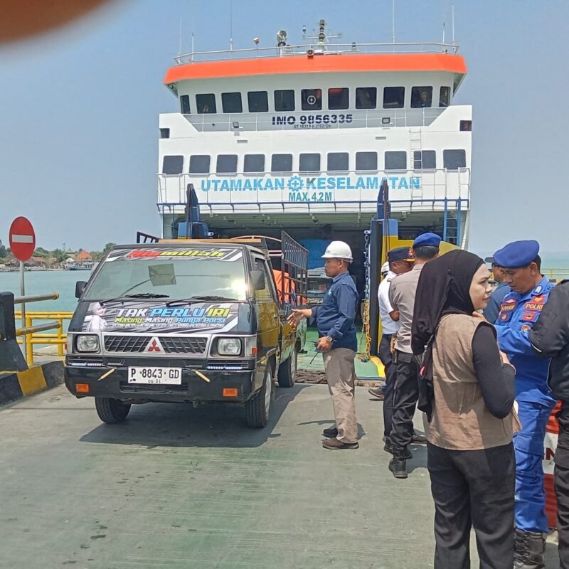 Keterangan Foto:
Aktivitas kendaraan dan pengguna jasa di Dermaga 1 Pelabuhan Kalianget, Sumenep, yang menjadi lokasi antrean truk menuju Pulau Kangean.