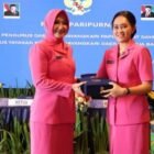 Keterangan Foto:
Ketua Bhayangkari Daerah Papua Barat Daya Ny. Intan Hengki Haryadi memimpin Rapat Paripurna Bhayangkari Daerah Papua Barat Daya di Aston Niu Hotel, Kota Sorong.