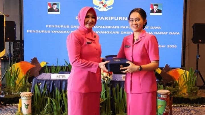 Keterangan Foto:
Ketua Bhayangkari Daerah Papua Barat Daya Ny. Intan Hengki Haryadi memimpin Rapat Paripurna Bhayangkari Daerah Papua Barat Daya di Aston Niu Hotel, Kota Sorong.