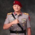 Keterangan Foto:
Brigjen Pol Hengki Haryadi menerima tongkat komando dalam rangkaian serah terima Pataka Polda Papua Barat Daya di Aimas, Kabupaten Sorong.