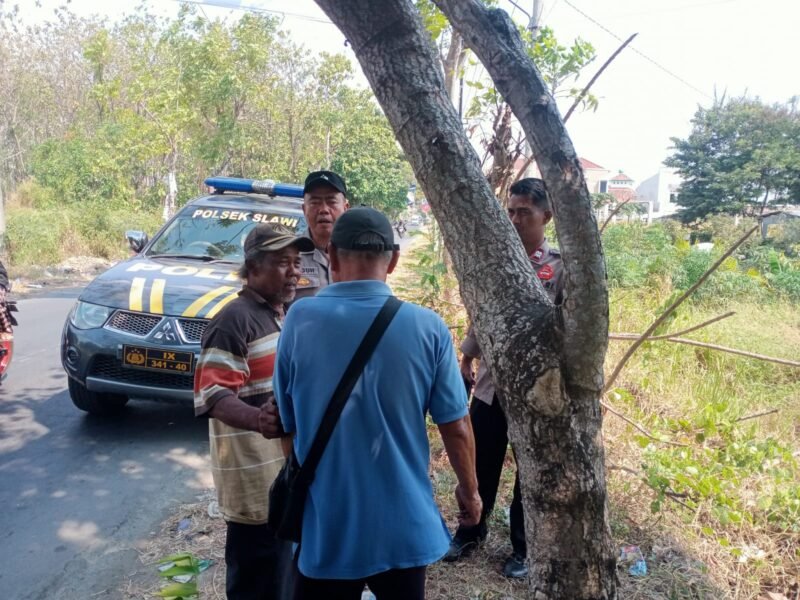Personel Polsek Slawi memberikan edukasi kepada warga Desa Dukuhwringin, Kecamatan Slawi, Kabupaten Tegal, tentang pencegahan dan mitigasi kebakaran hutan dan lahan (karhutla)
