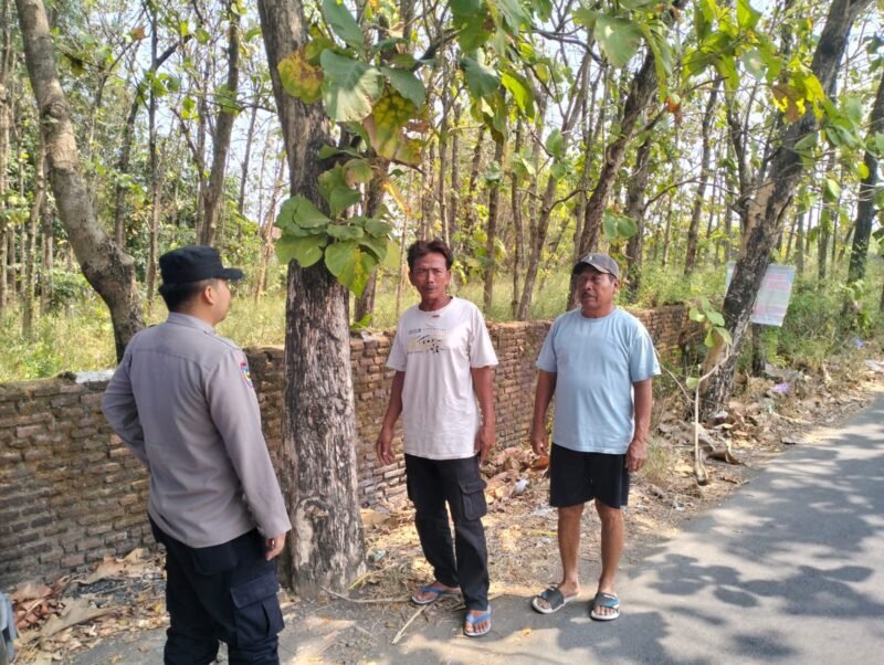 Keterangan Foto:
Personel Polsek Dukuhwaru saat memberikan edukasi dan imbauan kepada warga di sekitar lahan Desa Kabunan, Kecamatan Dukuhwaru, Kabupaten Tegal, terkait pencegahan kebakaran lahan.