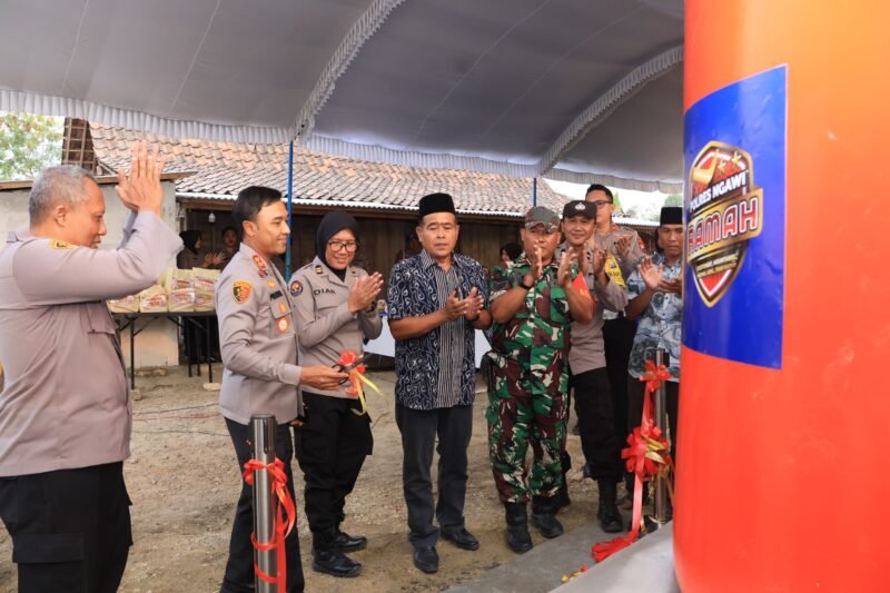 foto: Kapolres Ngawi AKBP Prayoga Angga Widyatama bersama jajaran menyerahkan bantuan dan meresmikan Sumur Bor Presisi untuk membantu warga terdampak kekeringan di Dusun Plelen, Desa Kiyonten, Kecamatan Kasreman.